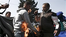 Benci se zapalují na protest proti dohod EU s Tureckem (23. bezna 2016)