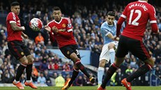 Jesus Navas vystelil v úvodu manchesterského derby mezi City a United...