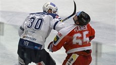 Jakub Lev (vlevo) a Robin Staněk (vpravo) v pátém zápase čtvrtfinále hokejové...