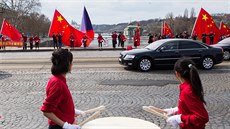 Lidé vítající prezidentskou kolonu projídjící na Hlávkov most (28. bezen...