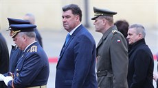 Martin Nejedlý (uprostřed), poradce prezidenta Zemana, při státní návštěvě...