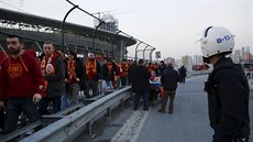 Policie dohlíí na fotbalové fanouky opoutjící stadion (20. bezna 2016).