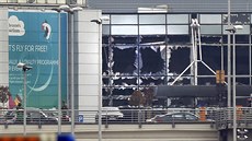 Rozbitá okna po explozi na bruselském letišti Zaventem (22. března 2016).