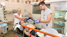 Ukázka oetení pacienta s mozkovou mrtvicí v olomoucké fakultní nemocnici.