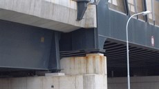 Na mohutné konstrukci elezniního mostu jsou patrné známky koroze.
