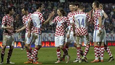 Fotbalisté Chorvatska slaví gól.