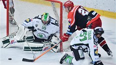 Jaroslav Kudrna z Hradce Králové v �anci p�ed branká�em Mladé Boleslavi Davidem...