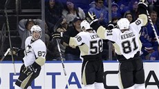 Sidney Crosby z Pittsburghu vstelil vítzný gól, s gratulací pijídjí Phil...