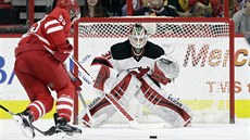 Na brankáe New Jersey Scotta Wedgewooda se ítí Jeff Skinner z Caroliny.