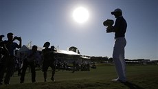 Jason Day s trofejí pro vít�ze turnaje Dell Match Play v Austinu.