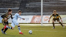 Hradecký zálo�ník Tomá� Malinský (v bílém) se chystá poslat mí� p�ed branku...