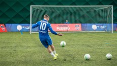 Liberecký fotbalista Zdeněk Folprecht trefuje břevna v Souboji plejerů.