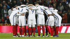 Angli�tí fotbalisté se hecují p�ed p�ípravným zápasem proti Nizozemsku.