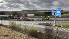 Na dálnici D5 u Plzn se stetl kamion osobním autem. Nehoda má tragické...