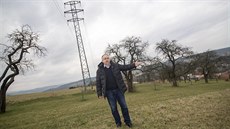 Rudolf Horák stojí na kopci, odkud je p�kný výhled na m�sto, a kolem sebe má...