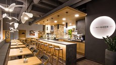 Vedle zdravého jídla nabízí restaurace i �zdravé� p�írodní materiály: dubové...