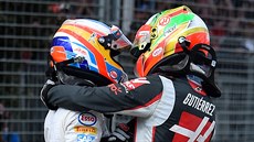 Fernando Alonso (vlevo) a Esteban Gutierrez vyvázli ze vzájemné kolize bez...