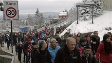 Davy divák se pi svtovém ampionátu valily od stanice metra Holmenkollen do...