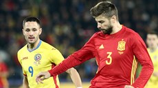 panlský fotbalista Gerard Pique (vpravo) pod dohledem Florina Andoneho z...