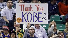 Fanoušci v Salt Lake City vzdávají hold hvězdě soupeře - Kobemu Bryantovi z LA...