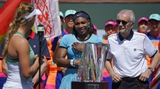 Viktoria Azarenková (vlevo) a Serena Williamsová po finále turnaje v Indian...