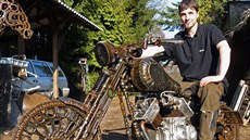 Inspirací pro nemojovského socha�e byl motocykl Indian, na kterém ameri�tí...