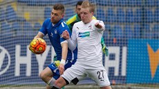 Plzeský Frantiek Rajtoral (v bílém) a Radim Breite z Liberce bojují o balón.