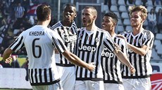 Paul Pogba z Juventusu (druhý zleva) přijímá od spoluhráčů gratulace k trefě do...
