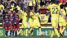 ŽLUTÉ VESELÍ. Fotbalisté Villarrealu slaví gól proti Barceloně.