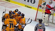 Hokejisté Litvínova slaví gól Radka Dudy (uprostřed) proti Pardubicím.