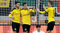Fotbalisté Dortmundu slaví gól do sítě Augsburgu.