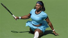 NA ZEMI. Serena Williamsová bhem finále turnaje v Indian Wells
