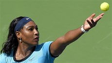 Serena Williamsová servíruje ve finále turnaje v Indian Wells.
