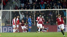 JE TAM! Sparťanský kapitán David Lafata (v rudém první zleva) slaví gól proti...