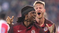 HRDINA. Costa (vp�edu) svým gólem oto�il skóre derby.
