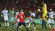 Gólman Argentiny Sergio Romero (ve žlutém) zkrotil míč po rohovém kopu v utkání...