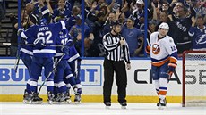 Radost hokejist Tampy v duelu proti NY Islanders, zády je Andrej ustr.