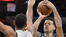 Matt Barnes z Memphisu stílí pes Tima Duncana ze San Antonia.