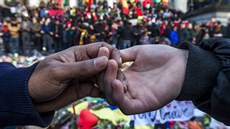 Lidé v Bruselu si ve�er p�ipomínali ob�ti úterních teroristických útok�. (23....