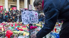 Lidé v Bruselu si veer pipomínali obti úterních teroristických útok. (23....