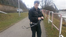 Strá�ník smotává videopásku, která ohro�ovala cyklisty na ústecké stezce.