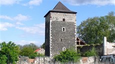 Lo�any, okres Kolín. V obci Lo�any je na prodej zachovalá gotická v�ovitá tvrz...