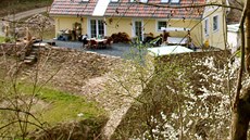 Stavení sousedilo se starým mlýnem, který byl v zoufalém stavu. 