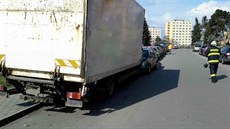 Devt osobních aut nabouralo nákladní auto v Brn poté, co jeho idie vyadil...