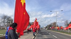 Čínského prezidenta v Praze vítají jeho krajané (28. 3. 2016).
