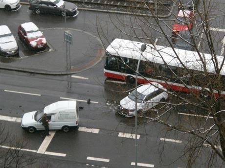 Nehoda v ústí Beákovy ulice do áblické.