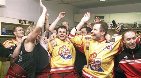 Hokejisté Jihlavy v roce 2004 takhle slavili postup z baráe do extraligy.