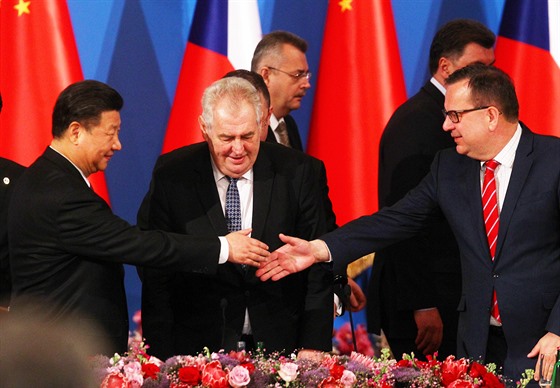 Prezident Miloš Zeman a jeho čínský protějšek Si Ťin-pching na ekonomickém fóru...