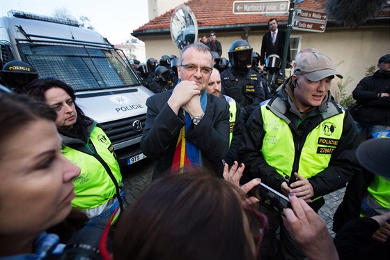 Policie nechtla pi návtv ínského prezidenta pustit k Hradu demonstranty, mezi nimi byl i éf TOP 09 Miroslav Kalousek