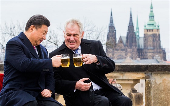 Prezidenti Si Ťin-pching a Miloš Zeman si na terase strahovského kláštera...